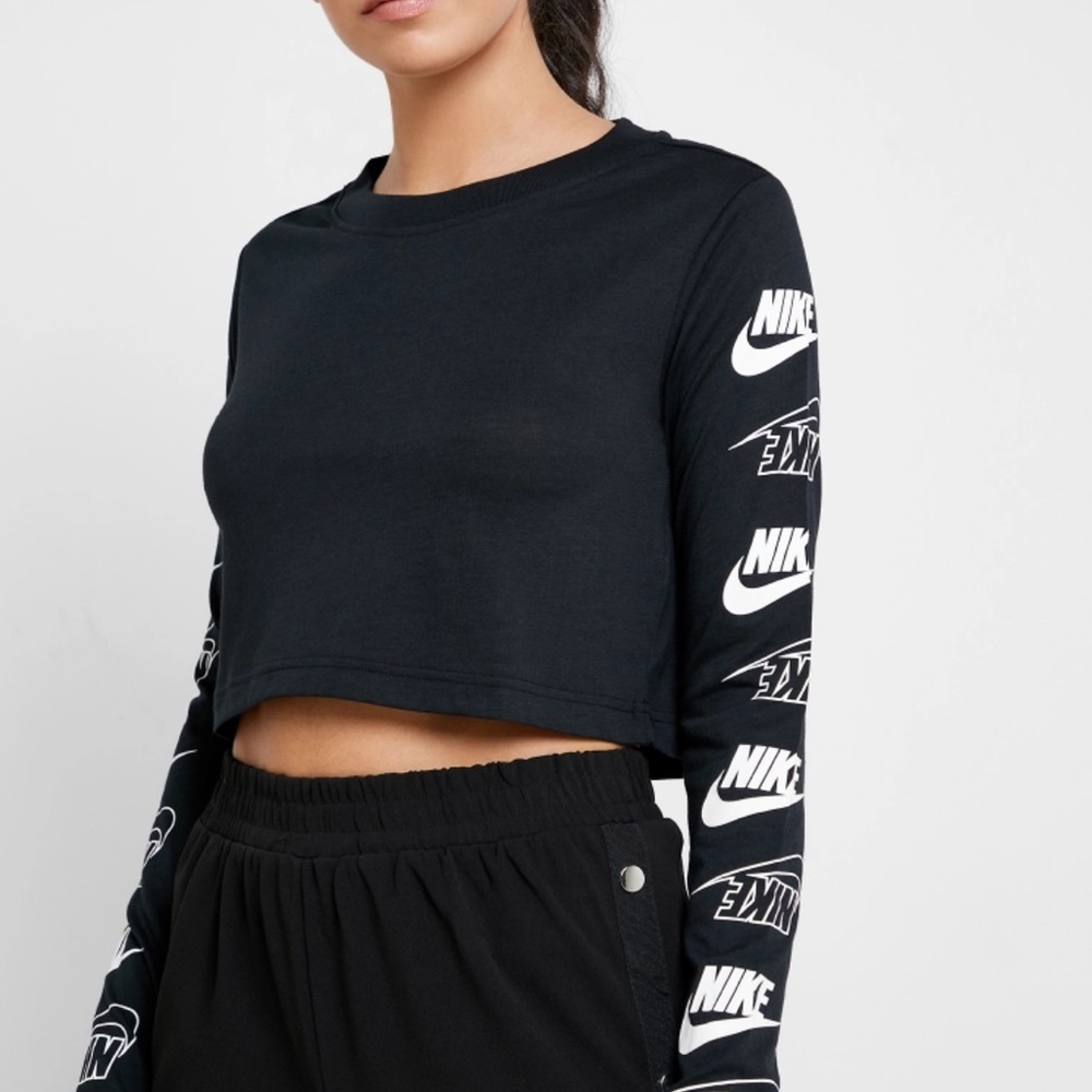 3/$30 🌺 Nike Futura Top - Size S